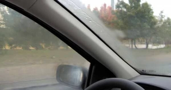 Θολώνουν τα τζάμια του αυτοκινήτου σας; Με αυτό το κόλπο δεν θα ξαναθολώσουν ποτέ (βίντεο)